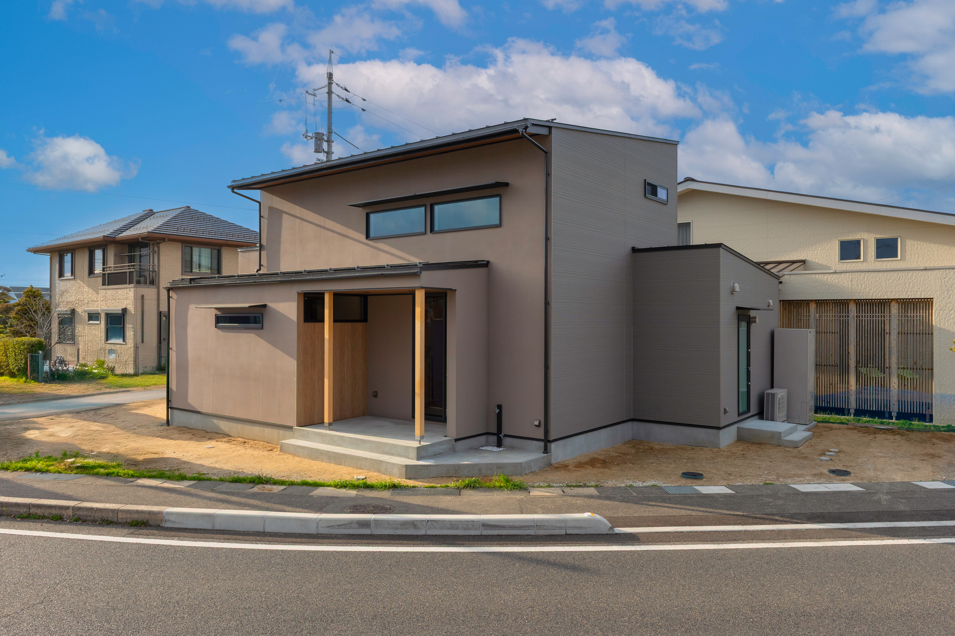 桜とグレーが奏でる温もりの家