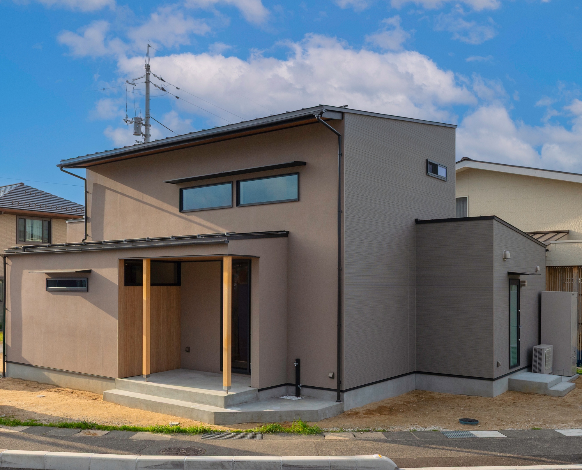 桜とグレーが奏でる温もりの家