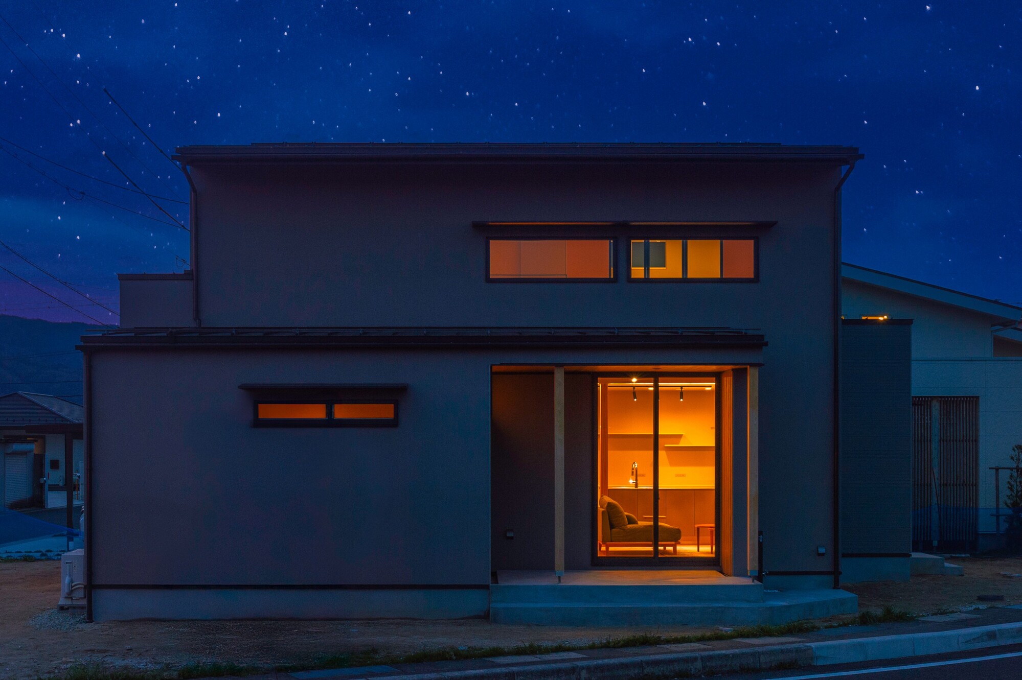 桜とグレーが奏でる温もりの家