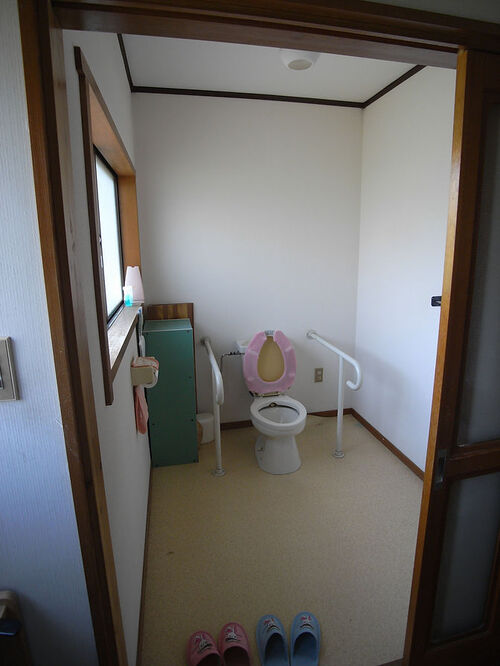 こちらは女性トイレ。 様式で手すりもあり広い空間なのですが、 広い分寒く、掃除も大変だったそうです。