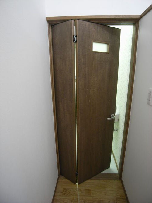 トイレの入り口には間口が狭くても余裕をもって 開け閉めができる中折れドアを使用。