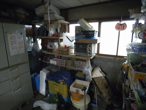 収納スペース不足のため、台所以外の場所にも調理器具を置いておられました。