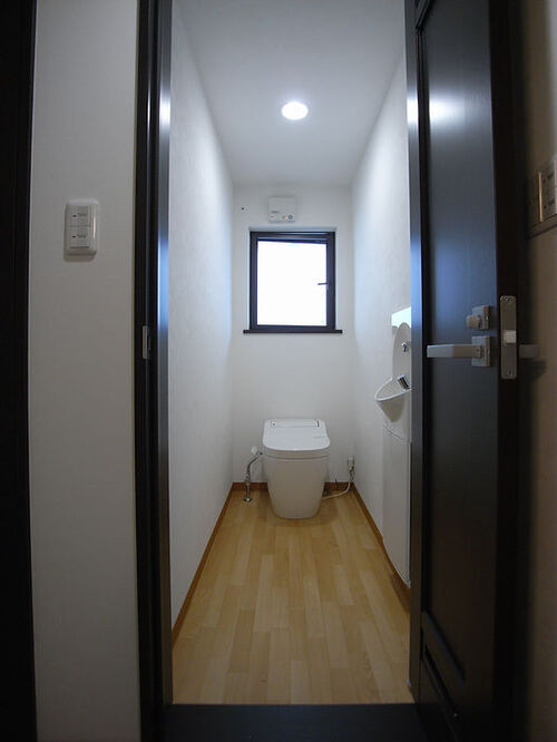 トイレは２か所に設置。心地よい光が入り、明るい雰囲気。 もうトイレは怖くありませんね☆