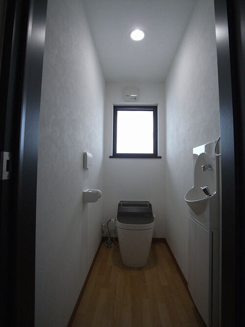 もう一か所のトイレはブラウンのアクセントカラー。 こちらも優しい光にあふれています。