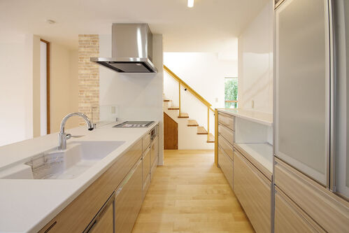 壁付けキッチン+配膳カウンターだったキッチンは、対面のシステムキッチンに変更しました 設置場所を移動し、ダイニングもしっかり確保 リビングダイニングをしっかり見渡せます