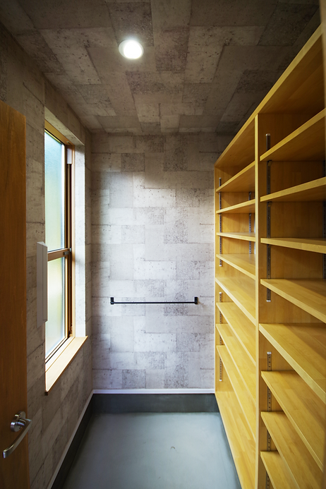 土間の奥は何でも入れておける収納に 傘掛けやレインコート掛けも取り付けて、使い勝手もアップ！ 明かり取り+匂いこもり対策の窓と換気扇もあるので湿気対策もバッチリ！