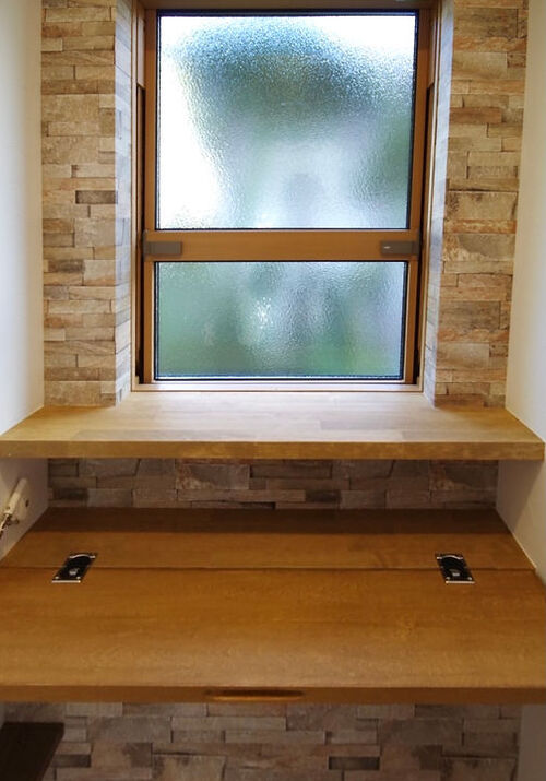 窓下のスペースはロールペーパー収納になっています