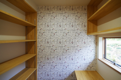 人目に触れない書斎は、思いっきり遊んだクロスで個性を出して モチベーションも上がりますね！