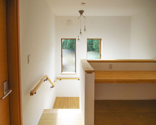 お子さんの勉強や家計簿を付けたり、趣味の時間にも使えるカウンター 階段横に設置しました