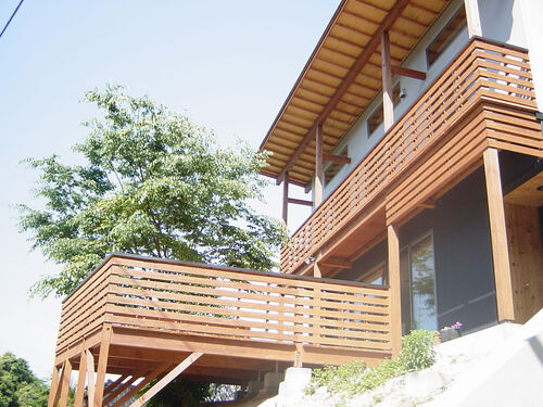 長く突き出す大屋根の軒は夏の強い日差しを遮り、 冬の温かい日差しを家の中へもたらします。