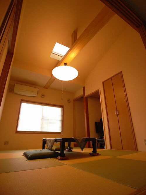 床の間のある和室。 縁なし畳を市松模様に敷くことでモダンな雰囲気に。 大きな収納空間も確保。
