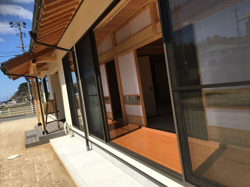 大屋根の家