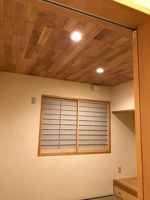 今では珍しくなってしまった和室ですが、 やはり畳は落ち着きます。 和室の天井はかっこいい板張りです。