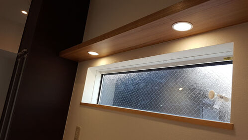 板張りの天井にダウンライトをつけることによって シンプルだけど オシャレな灯りがともります。