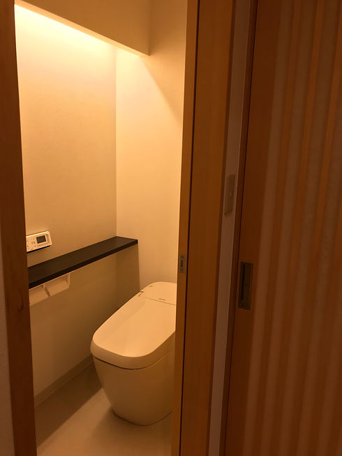 トイレはスッキリと シンプルなデザインで。 引き戸なのでドアの開け閉めのスペースが削減。 また、バリアフリーにもできます。