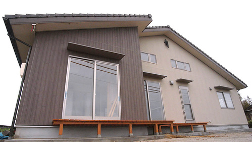 【外観】小高い丘の上に建つ家。