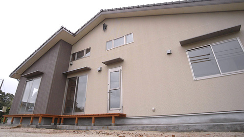 【外観】南面にたくさんの窓を配置し、アクセントに茶のサイディングを。