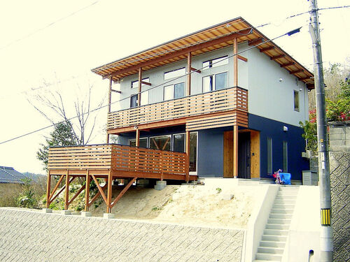 【外観】市街地から離れた静かな住宅街、自然に囲まれた緑豊かな家です。