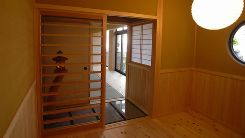 【玄関】流木集めが趣味のご主人。飾るスペースが欲しいとのリクエストにお応えし、床には石を敷き詰め素敵な空間になりました。