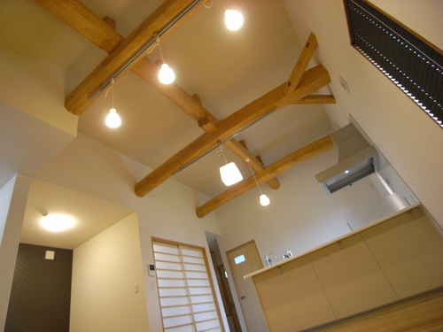 【キッチン】化粧梁が大迫力のおしゃれな空間。