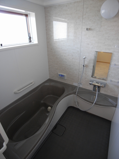 【バスルーム】モノトーンでおしゃれで落ち着く空間になりました。