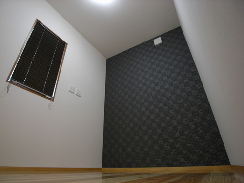 【かっこいい空間】クロスの柄や照明などによって雰囲気が違って楽しめる空間になりました。ブラインドもクロスに合わせて黒にして、統一感が出るようにしました。