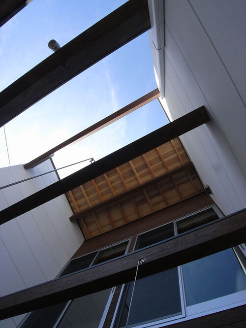 【ウッドデッキから見上げる】