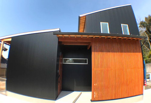 【外観】クールな金属サイディングと暖かい木材で奏でる施主様こだわりの​外観。ひさしの角度もばっちりと太陽光を計算して作られています。