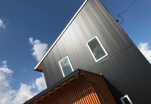 【外観】クールな金属サイディングと暖かい木材で奏でる施主様こだわりの​外観。ひさしの角度もばっちりと太陽光を計算して作られています。