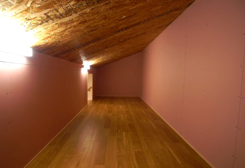 【秘密の場所】ここから先は秘密の場所。そんな遊び心も忘れない。