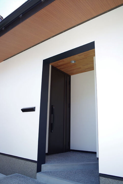 【玄関】玄関は道路からすこし入った部分に作りました。こんなオリジナルの設計もばっちり承ります。