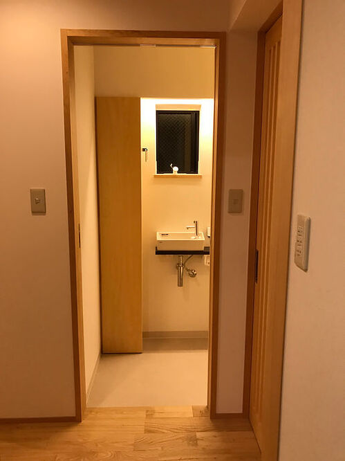 【収納】トイレの手洗い横には省スペースですが収納を作り付けました。掃除道具もすっきりオシャレに収納することが可能に！