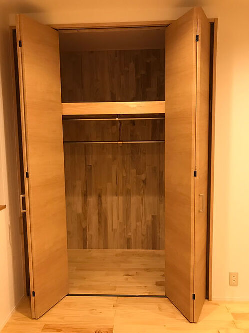 【収納】部屋にはクローゼットも完備。狭小住宅でもちゃんとクローゼットを造りつけることができます。
