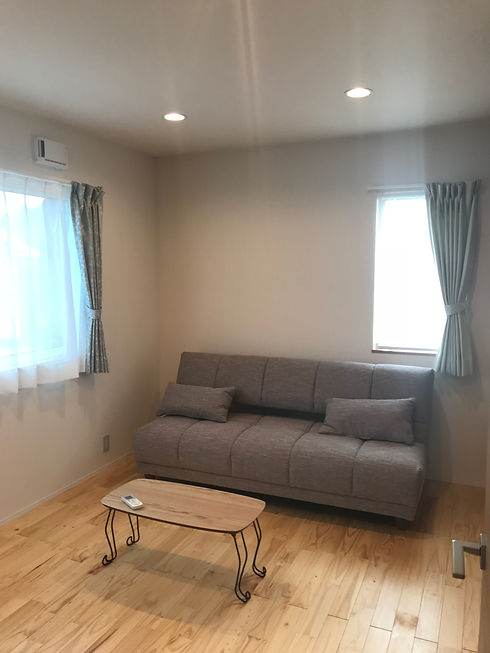 【寝室】広々とした寝室。今回はソファが置かれています。ソファベットを使って寝ない時は広々と使うのもよいですね。