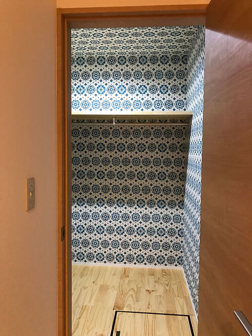 【ウォークインクローゼット】２階にはウォークインクローゼット。壁紙などは自由に選べます。タイルのような壁紙で爽やかな気持ちで洋服などを選べますね。