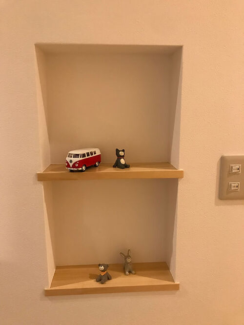 【ニッチ】壁のちょっとした空間を使って棚も作りつけました。