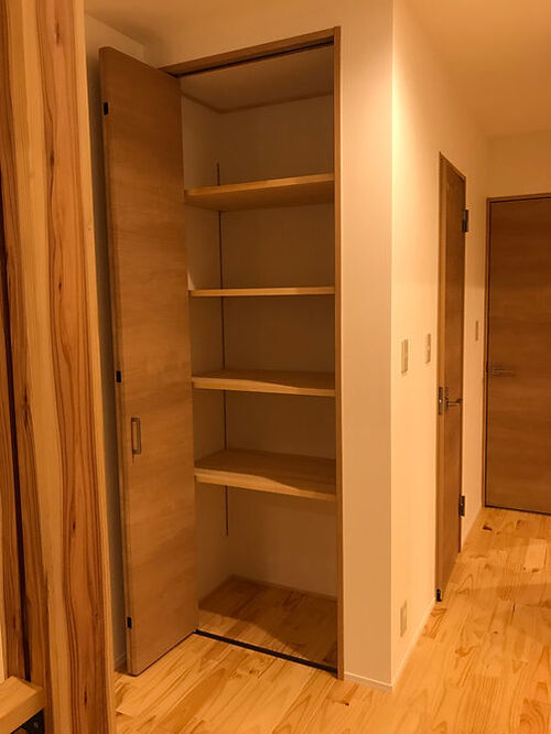 【収納】階段をあがったところに収納用の棚を作成。狭小住宅であってもしっかり収納スペースは確保。