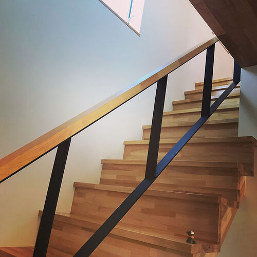 【階段】ダイニングには２階へ続く階段が。階段下の空間をどうするかは住む人次第♪