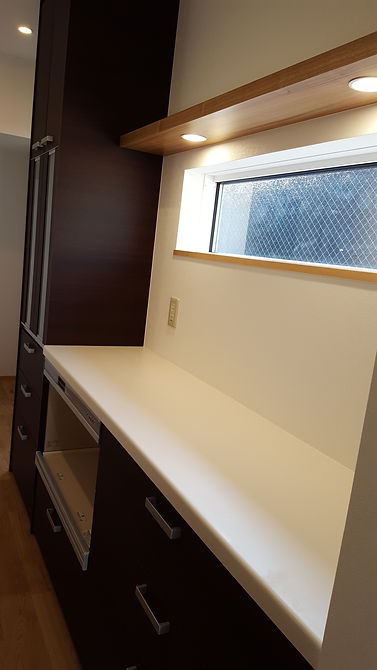 【キッチン】キッチンの後ろに炊飯器や電子レンジなどを置くための家電カウンターをばっちり完備。お皿などをしまう棚もしっかりあります。