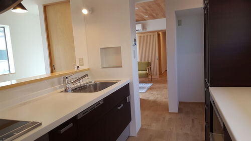 【キッチン】キッチンからはなんとダイニングだけでなくリビングも見ることができます。