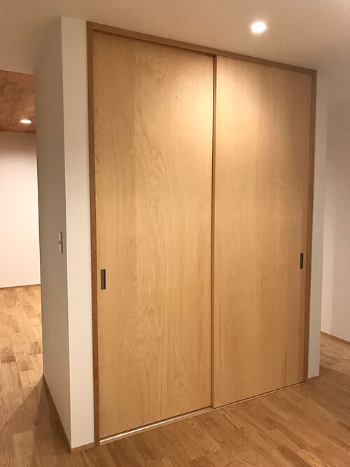 【収納】リビングとダイニングの間は大容量の収納棚で仕切られてています。