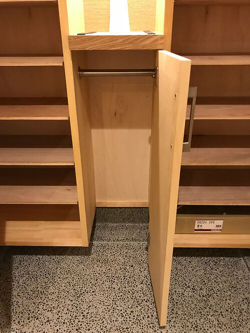 【シューズクローク】下足入れの中には傘を収納する場所もしっかりと準備。しずくが落ちても下は洗い出しの土間なので問題なし！