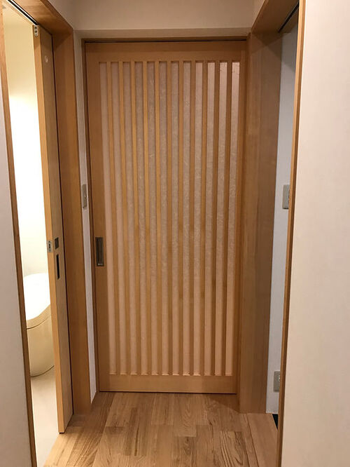 【建具】玄関ホールからリビングへとつながる扉。木のぬくもりが優しいです。