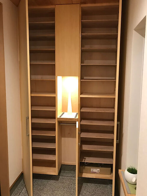 【シューズクローク】玄関にはたっぷり収納できる下足入れを完備。動かすことができるので、使いやすく靴に合った高さで使えます。