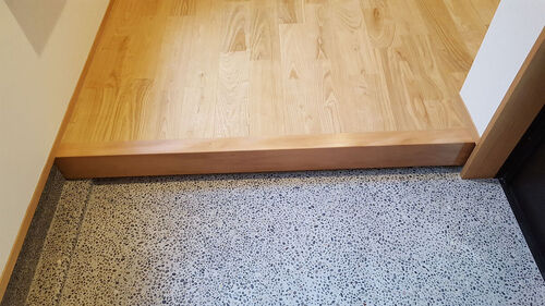 【玄関】玄関のドアを開けると、洗い出しの土間とともに優しい段差が現れます。