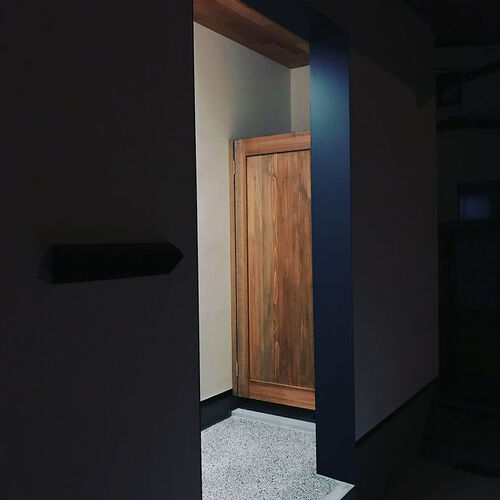 【玄関】玄関ポーチには収納が作り付けられています。お掃除や洗車に使う道具をスッキリと収納することができます。