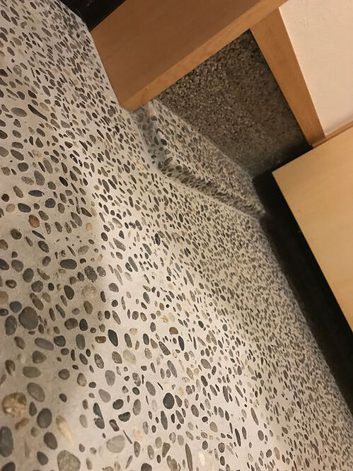 【玄関】玄関土間は、「洗い出し」という左官さんの腕が光る逸品です☆