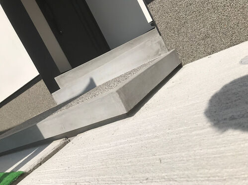 【玄関】匠の技がきらりと光る少し浮いた玄関ポーチ。