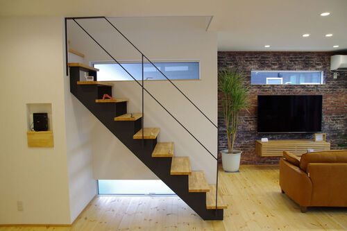 【階段】アイアンの手すりがアクセントでかっこいい仕上がりに。