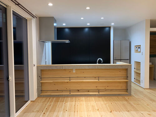 【キッチン】ブラックの戸がアクセントになって、空間を引き締めてくれます！